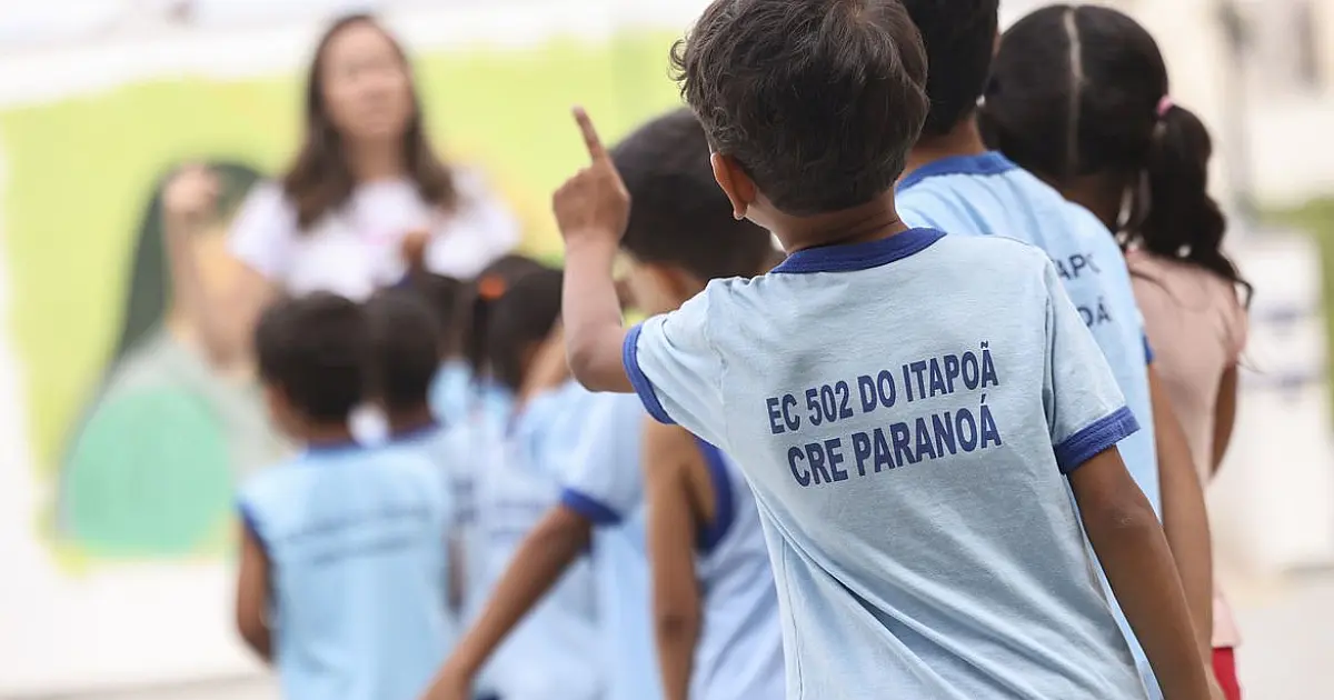 Frequência no ensino fundamental chega a 99,5% em 2025, e distorção idade-série recua na rede pública, aponta Inep