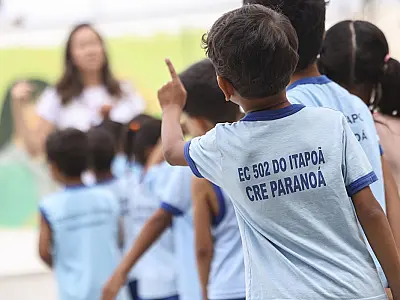 O ensino fundamental atingiu 99,5% de frequência em 2025 e o atraso escolar caiu.