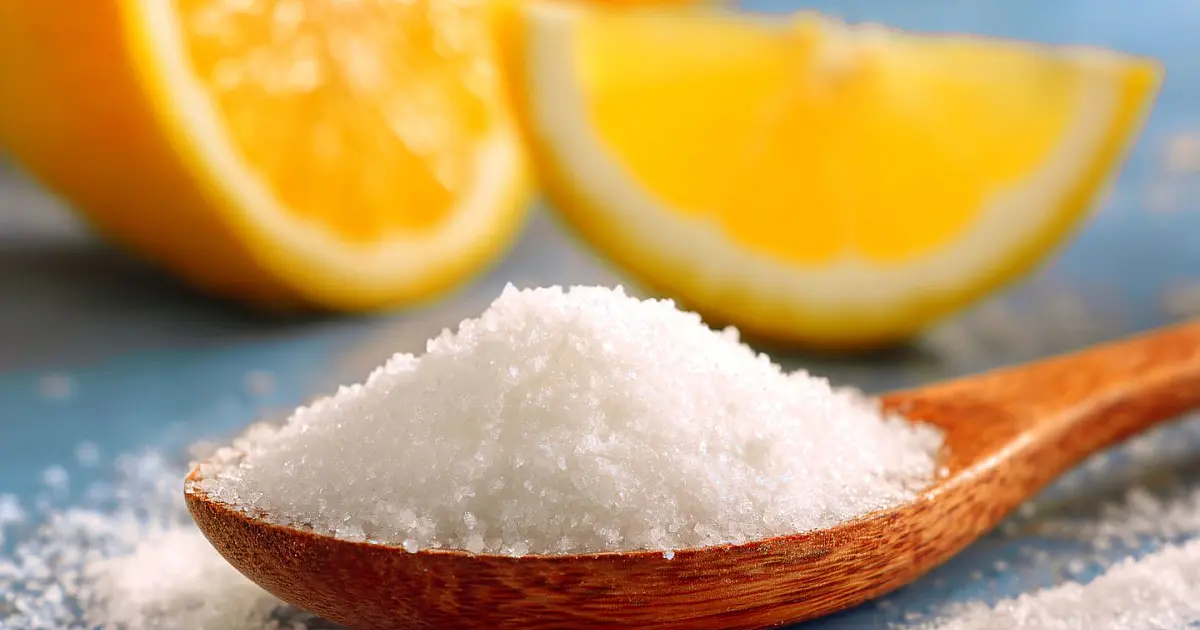 Bicarbonato de sódio sobre mesa usado em dicas de limpeza doméstica