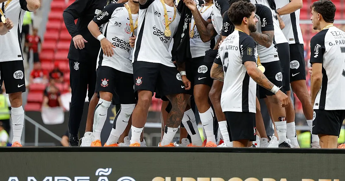 Jogadores do Corinthians comemoram o título da Supercopa Rei Superbet 2026 em Brasília.