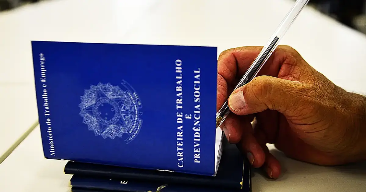 Desemprego atinge mínima histórica em 19 estados e no DF em 2025, mas informalidade segue elevada