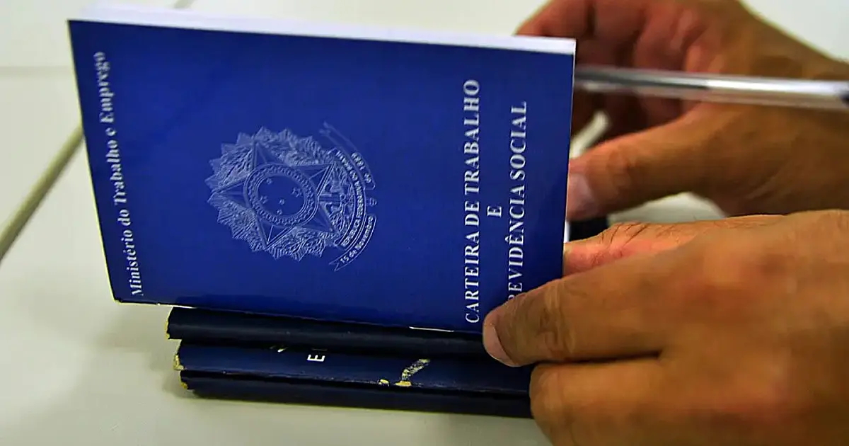 Carteira de trabalho representa debate sobre redução da jornada e direitos trabalhistas.