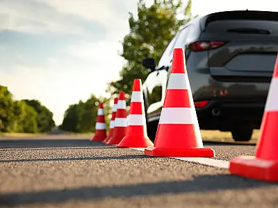 Mudanças na prova da CNH priorizam condução em vias públicas em vez de manobras isoladas.