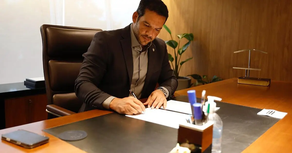 Samir Xaud assinando documento oficial da CBF sobre categorias de base.