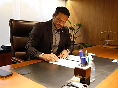 Presidente da CBF, Samir Xaud, assina portaria que cria grupo de trabalho para as categorias de base.