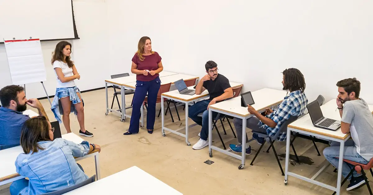 Alunos em sala de aula durante atividade acadêmica.