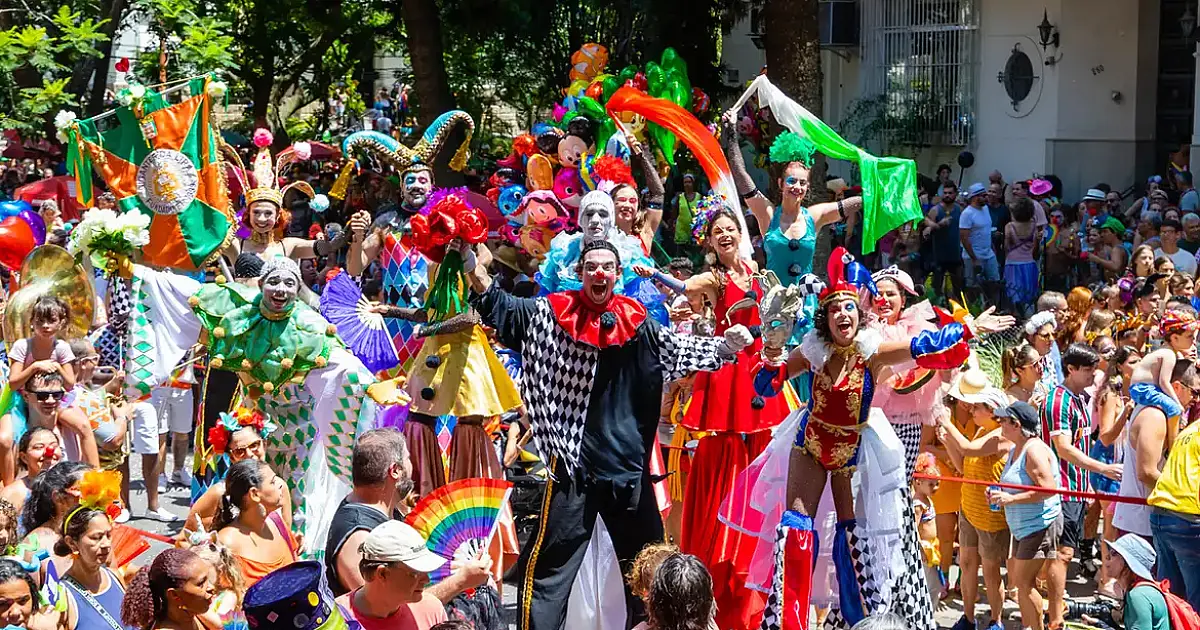 Carnaval 2026 no Rio ganha fôlego com 56 blocos neste domingo (15) e previsão de 6,8 milhões de foliões