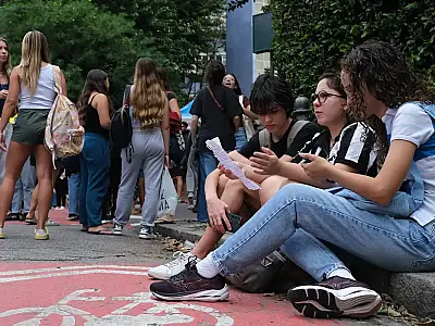 O programa Pé-de-Meia Licenciaturas oferece bolsas de R$ 1.050 para estudantes de licenciatura presenciais.
