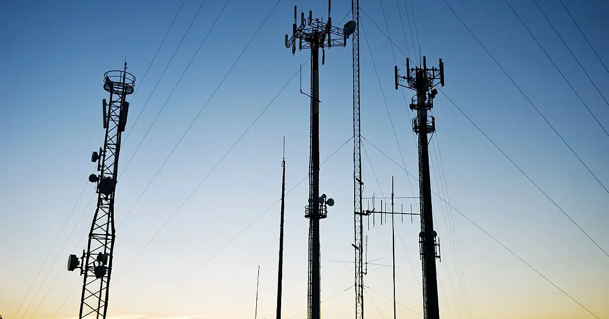 Antenas de telecomunicações representando expansão de operadora global no Brasil