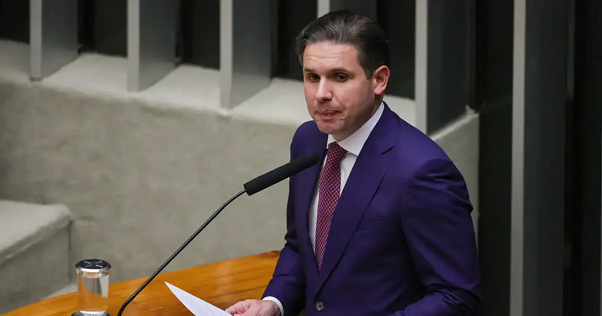 Hugo Motta promete avançar no fim da escala 6x1 e na regulação do trabalho por aplicativos na Câmara dos Deputados em 2026