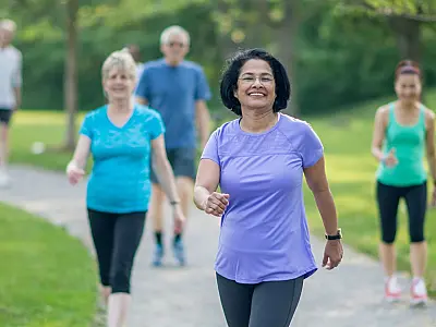 Caminhada regular de 30 minutos pode trazer benefícios físicos e mentais.