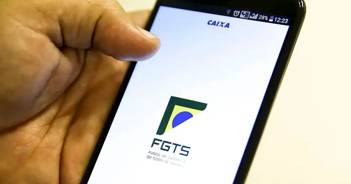 Tela de aplicativo do FGTS exibida em smartphone.