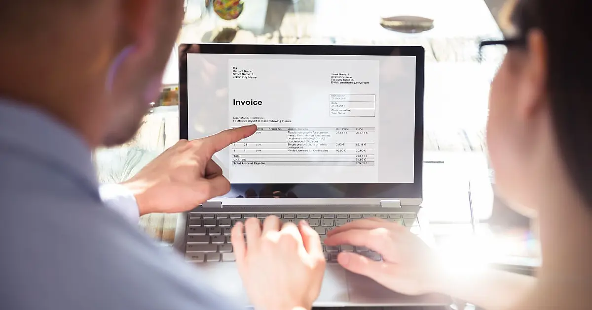 Tela de computador exibindo gráfico de faturamento e indicadores financeiros.