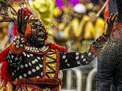 Primeiro dia do carnaval de São Paulo 2026 no Sambódromo do Anhembi teve desfiles de sete escolas.