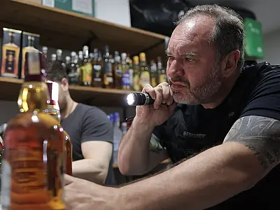 Bebidas adulteradas com metanol causaram 76 casos e 25 mortes em 2025 no Brasil.