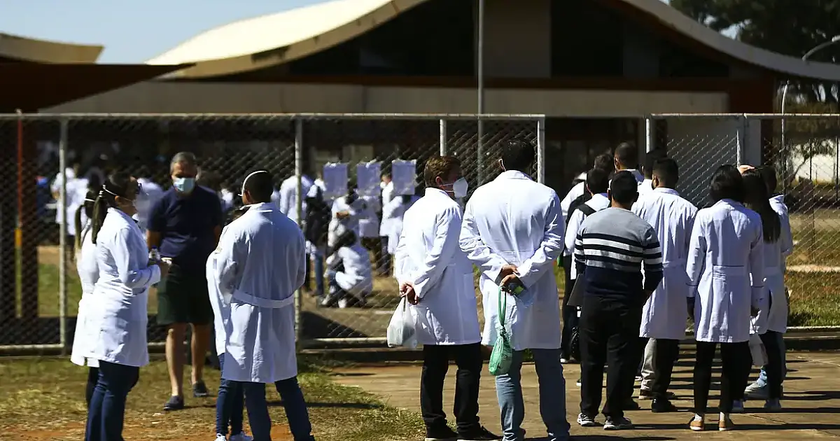 Inscrições para Mais Médicos Especialistas terminam neste domingo com 1.206 vagas e foco em áreas vulneráveis do SUS