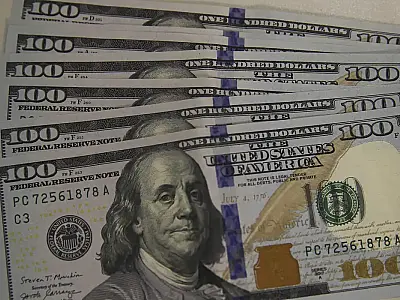 Dólar comercial fechou em R$ 5,24 na quarta-feira (18), influenciado por tensões EUA-Irã e ata do Federal Reserve.