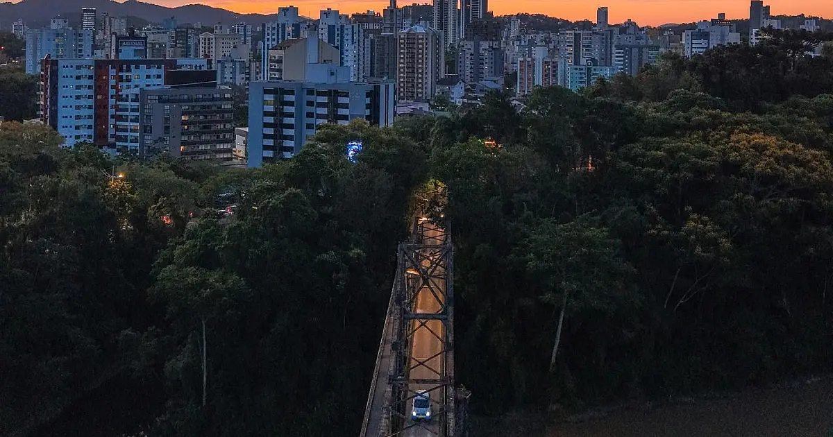 Vista aérea da cidade de Blumenau, em Santa Catarina, que será beneficiada com obras de reurbanização urbana.