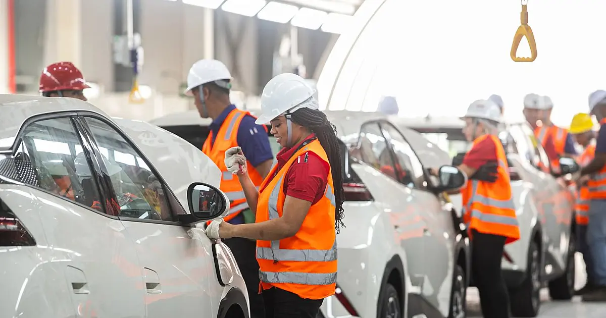 Linha de montagem de veículos da BYD em fábrica da montadora.