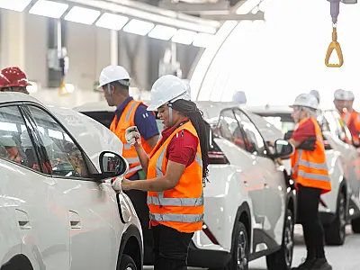 Linha de montagem da BYD; montadora amplia presença no Brasil com acordo com a Localiza.