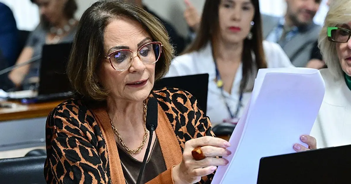 Senadora Damares Alves durante sessão no Senado que analisou projeto sobre licença-maternidade no INSS.