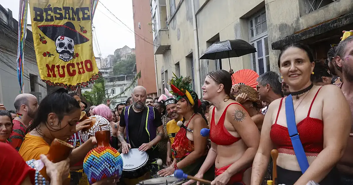 Bloco Besa Me Mucho agita Morro da Providência com ritmos latinos no carnaval carioca de 2026