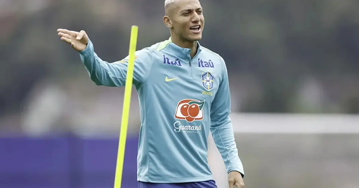 Atacante Richarlison treinando com a Seleção Brasileira em atividade preparatória.