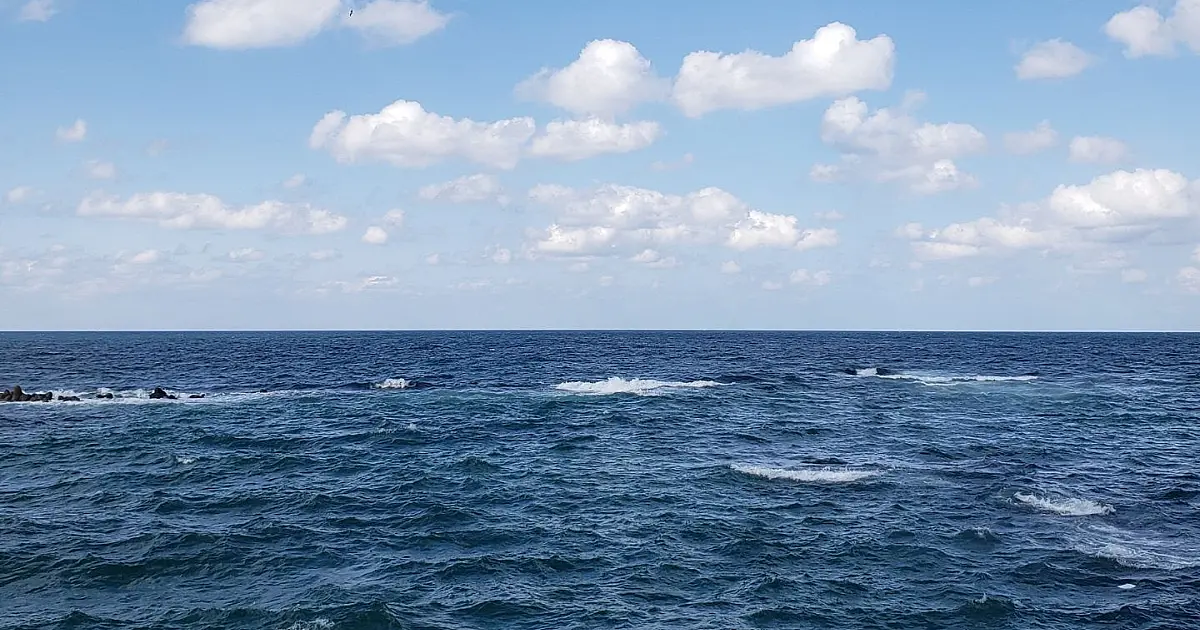 Vista do Oceano Pacífico com céu parcialmente nublado