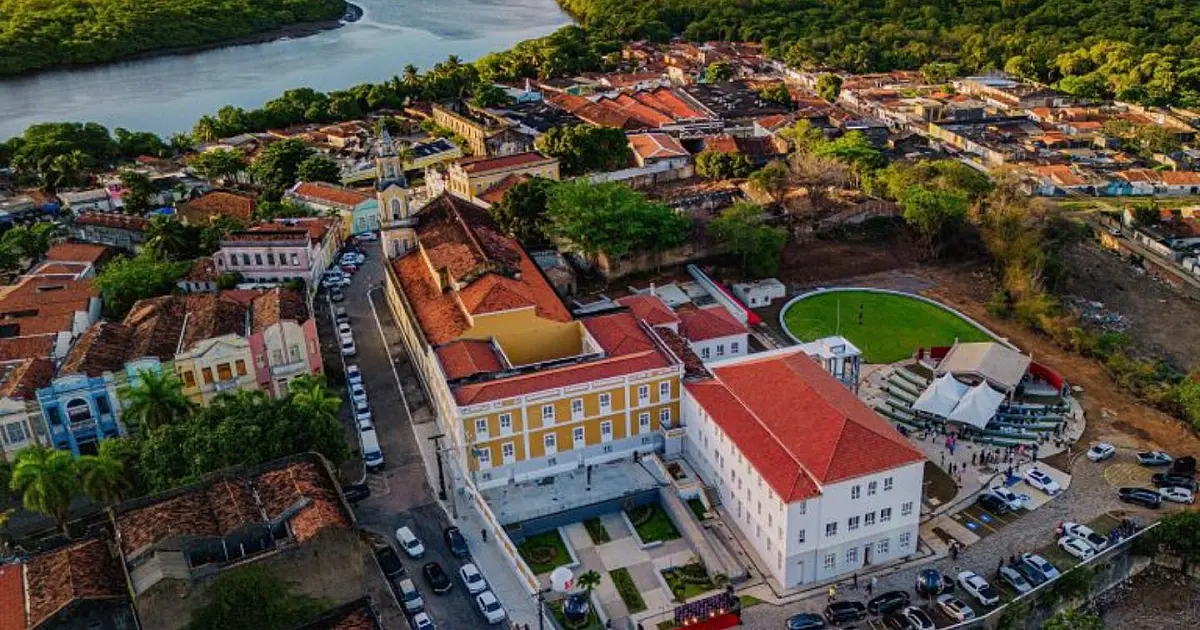 Vista do Centro Histórico de João Pessoa com casarões antigos e ruas tradicionais.