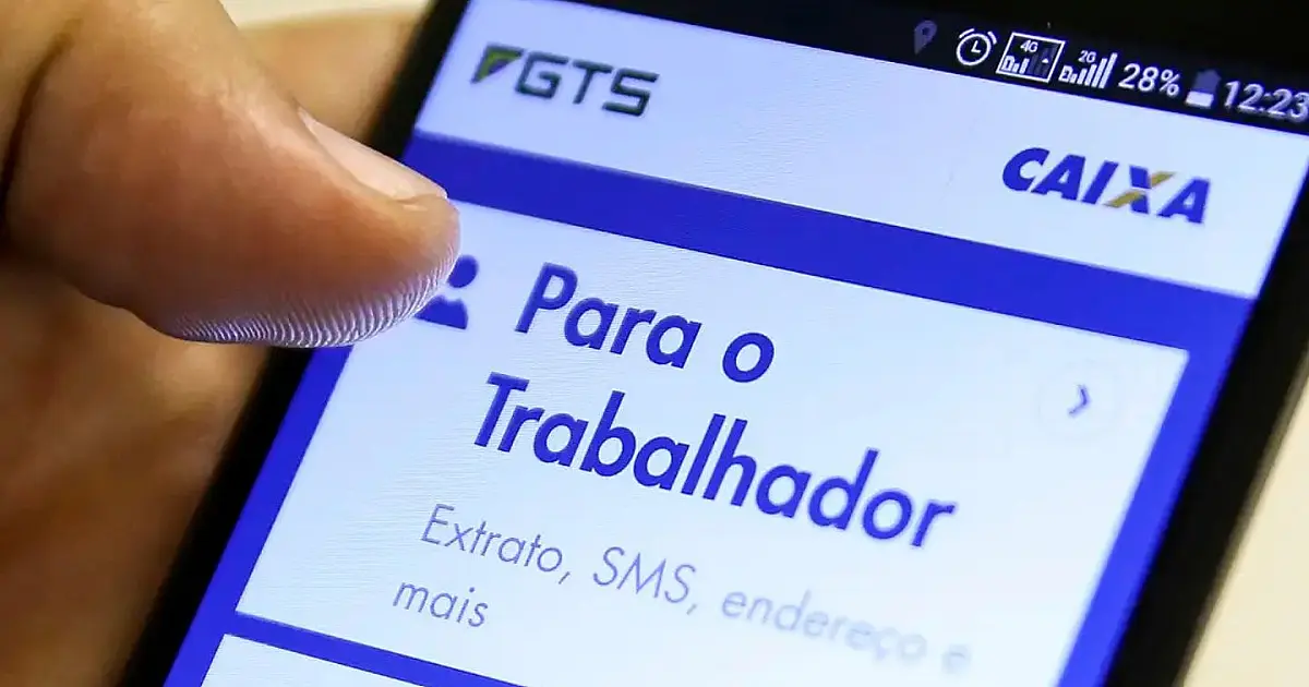 Aplicativo do FGTS aberto na tela de um celular.