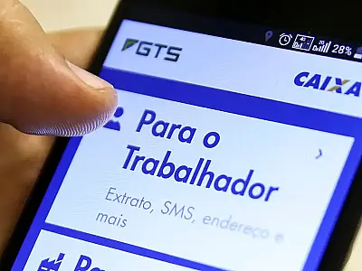 Trabalhadores que optam pelo saque-aniversário podem ter saldo do FGTS bloqueado após demissão.