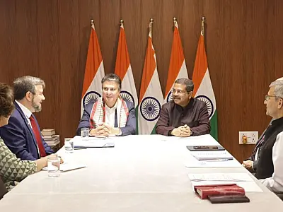 Ministros do Brasil e da Índia discutem cooperação educacional em Nova Délhi.