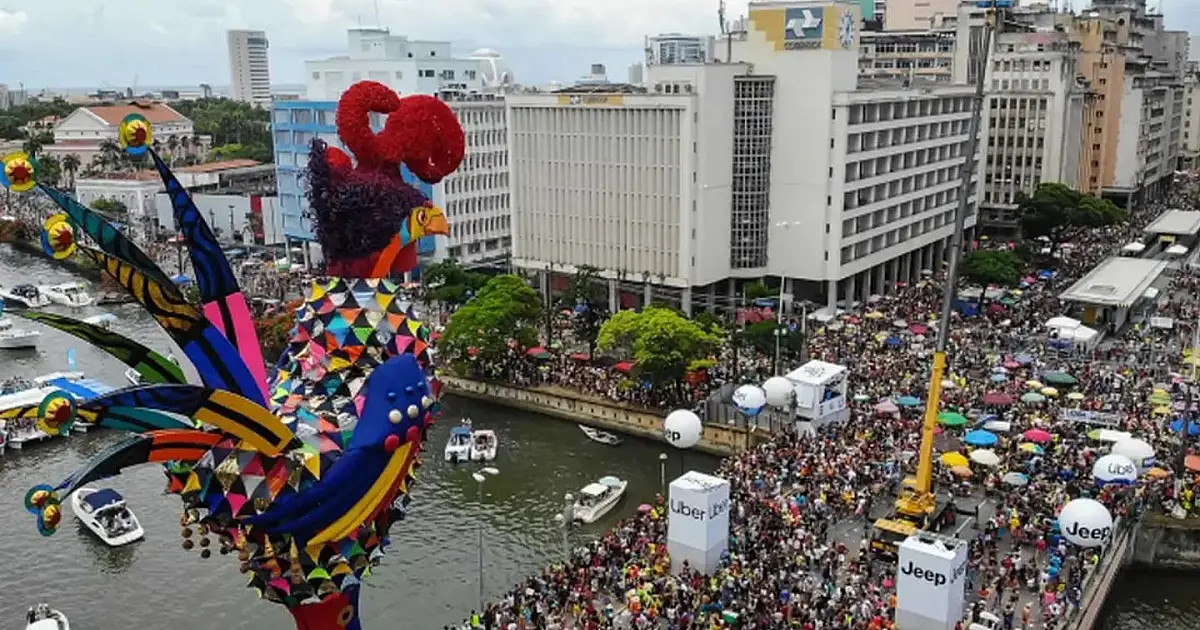 Multidão acompanha desfile do Galo da Madrugada no centro do Recife.