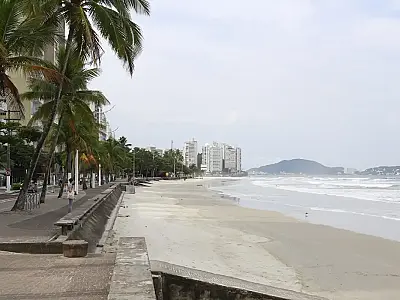 Bombeiros resgataram 348 pessoas de afogamento no litoral paulista entre 14 e 17 de fevereiro de 2026.