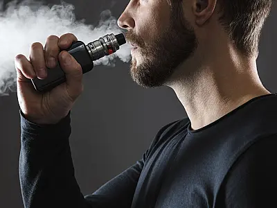 Uso e comércio de cigarros eletrônicos seguem proibidos no Brasil por determinação da Anvisa.