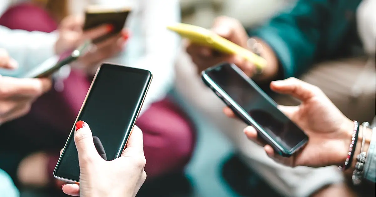 Pessoas utilizando celulares com aplicativo de mensagens