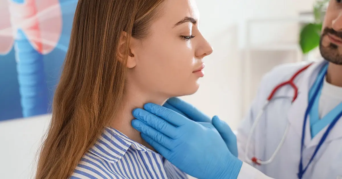 Médico examina paciente durante consulta voltada à prevenção da leucemia.