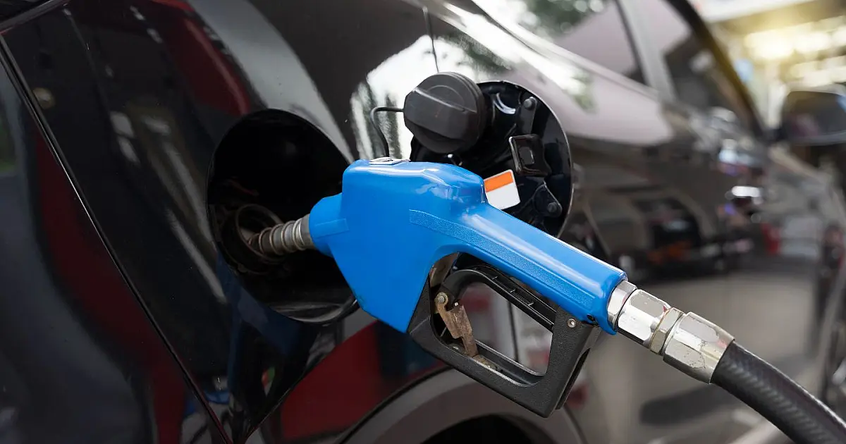 Carro sendo abastecido em posto de gasolina.