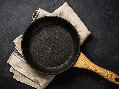 Técnica simples pode ajudar a evitar que alimentos grudem na frigideira.