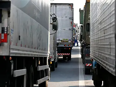 PEC aprovada no Senado prevê melhoria nos pontos de descanso de motoristas profissionais.