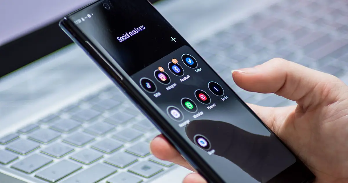 Pessoa utilizando aplicativo de transporte por celular