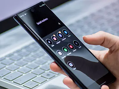 Uber registrou queda expressiva no lucro apesar do aumento no número de usuários e viagens.