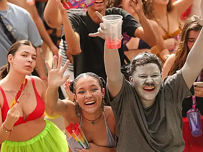 DF Folia 2026 começa neste sábado com investimento de R$ 10 milhões em 73 blocos, prevendo 1,4 milhão de participantes.