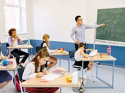 Censo Escolar 2025 aponta redução nas matrículas, mas avanço na frequência e eficiência do ensino.