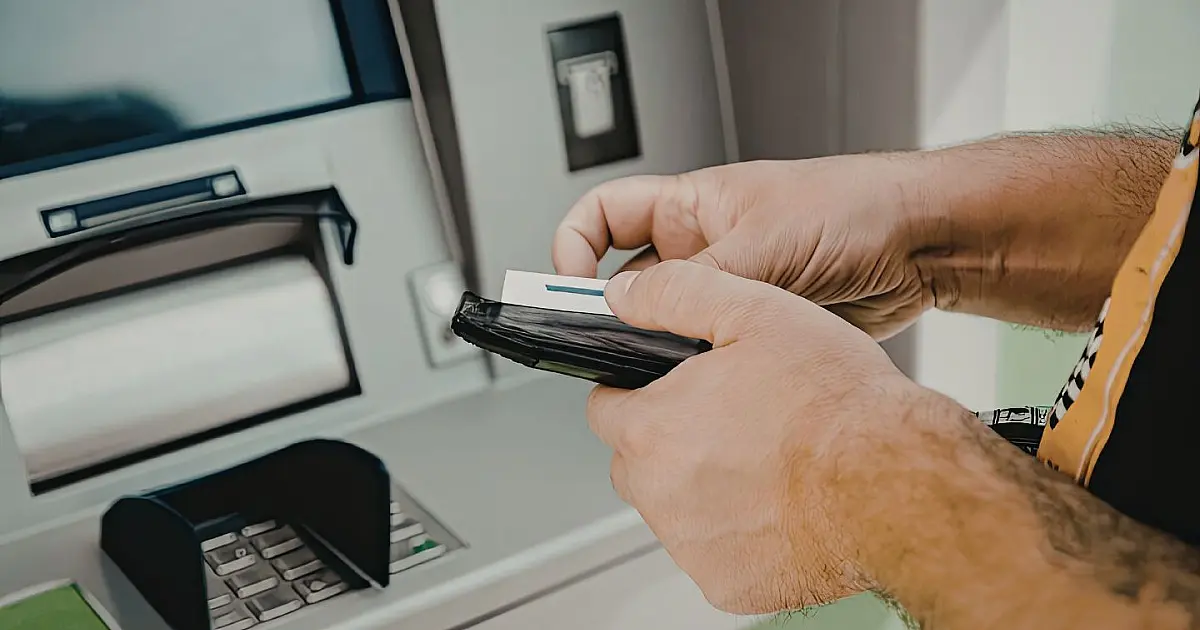 Caixa eletrônico disponível para saques e consultas durante o período de Carnaval.