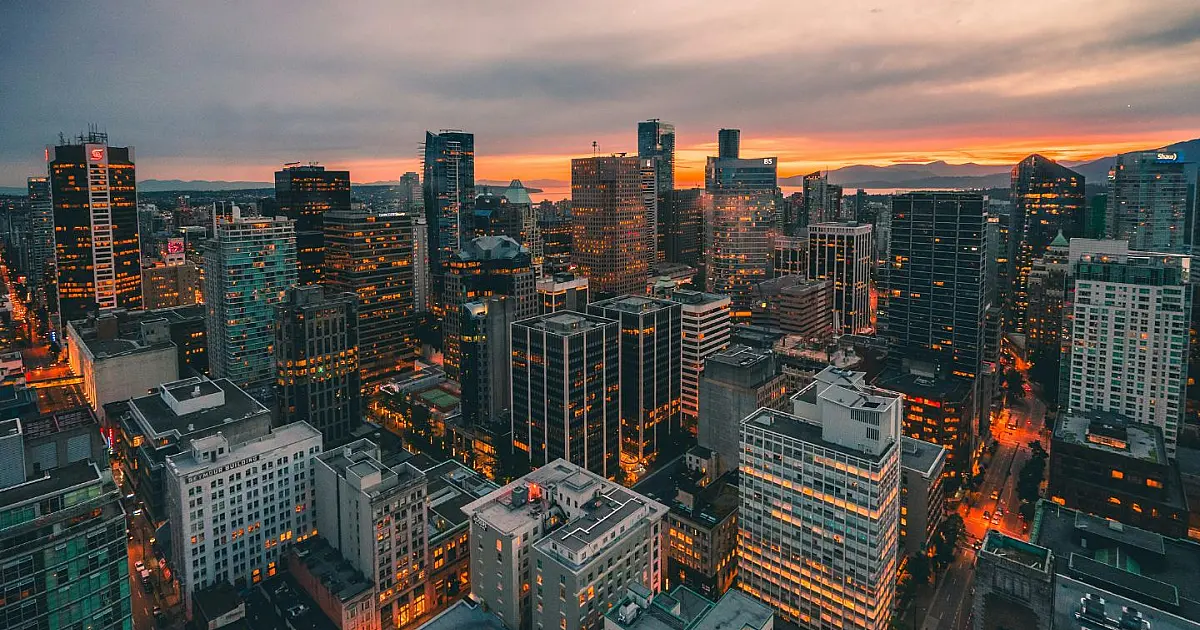 Vista aérea de área urbana com diversos prédios residenciais.