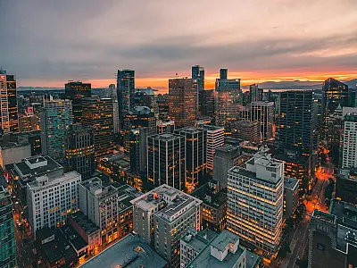 Vista aérea de prédios residenciais; contratos de aluguel devem seguir regras da Lei do Inquilinato.