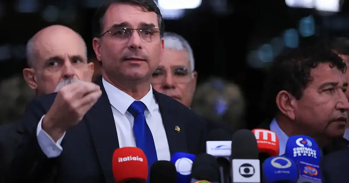Senador Flávio Bolsonaro durante declaração no Senado Federal.