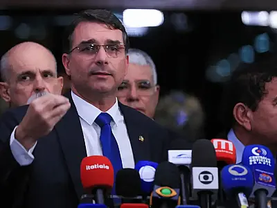 Flávio Bolsonaro anuncia articulação de PEC que propõe mandato único para presidente.