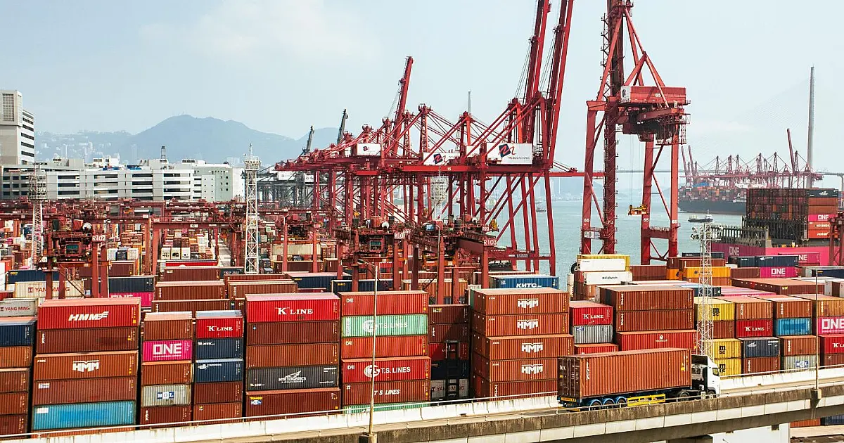 Contêineres empilhados em porto dos Estados Unidos